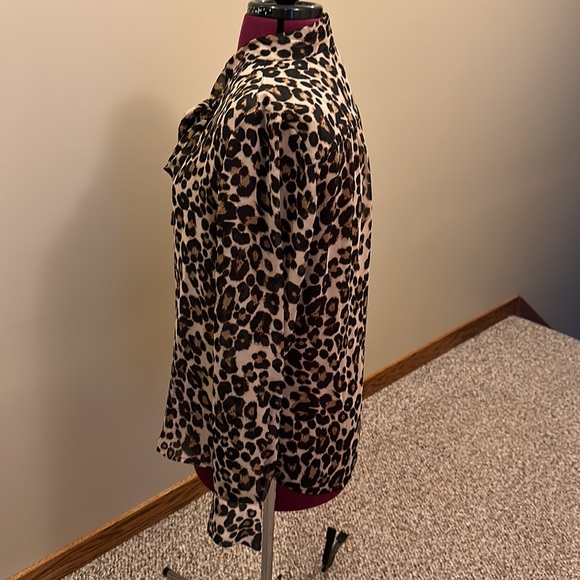 🐆Tommy Hilfiger🐆 Leopard print, tie neck blouse.  Size L - Picture 3 of 11